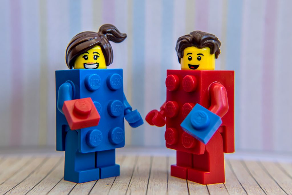 Series 18: LEGO Brick Suit Guy & Girl