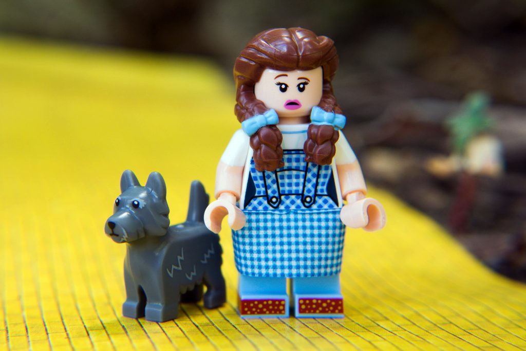 The LEGO Movie 2 Minifigure Review: Dorothy Gale & Toto