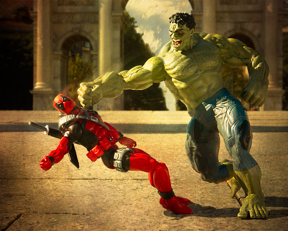 Hulk fighting Deadpool in Milan