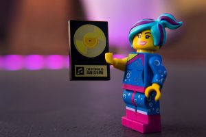 The LEGO Movie 2 Minifigure Review: Flashback Lucy