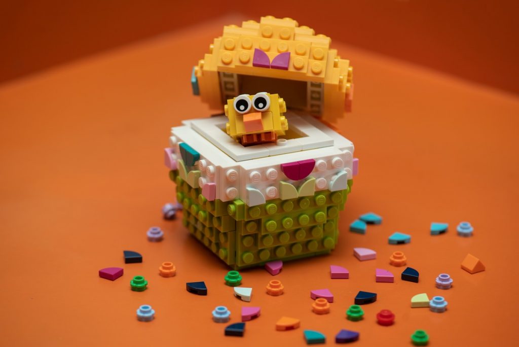 LEGO Customizable Easter Egg set 40371 open to show chick inside