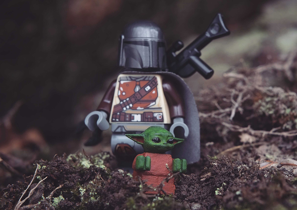 Mandalorian and Baby Yoda want to hold hands – Toy Photographers