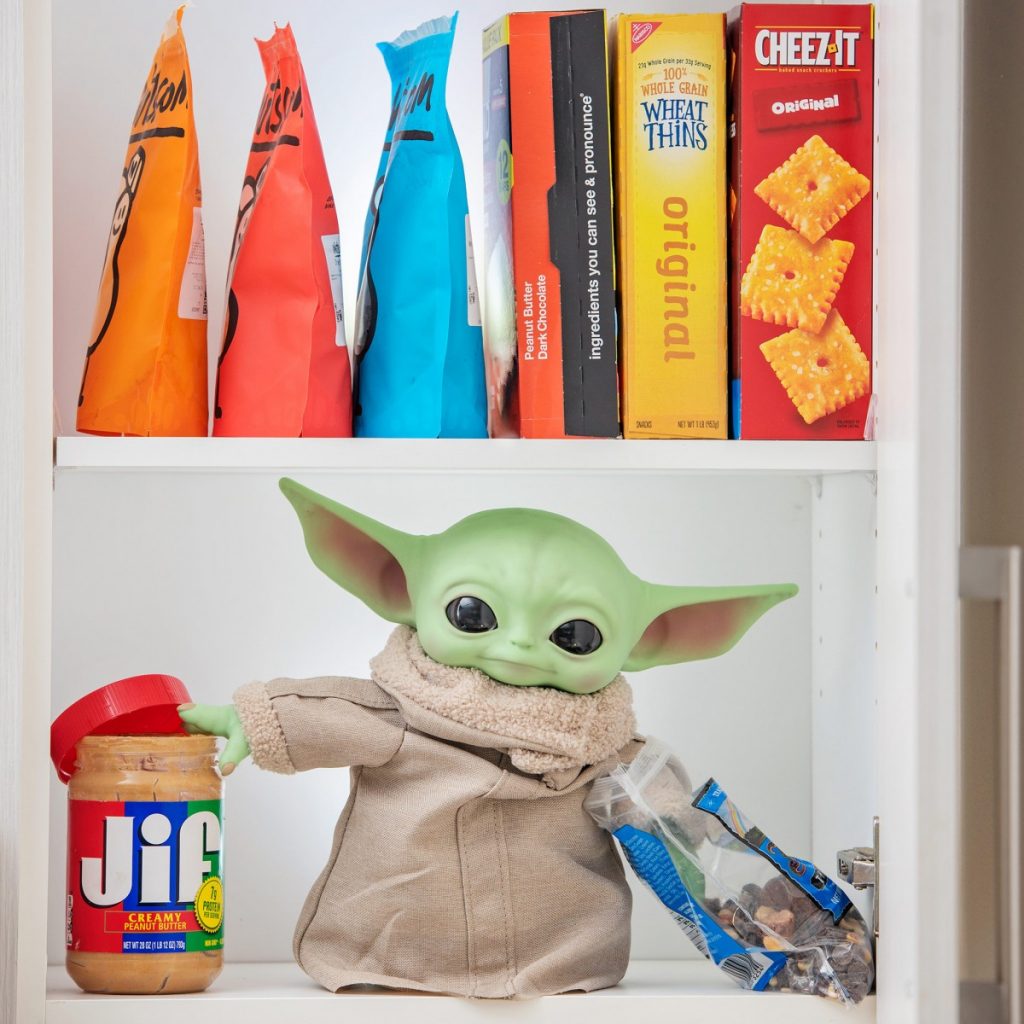 Mandalorian and Baby Yoda want to hold hands – Toy Photographers