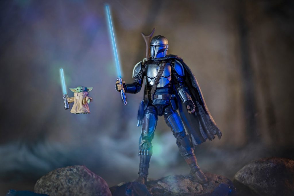 Mandalorian and Baby Yoda want to hold hands – Toy Photographers