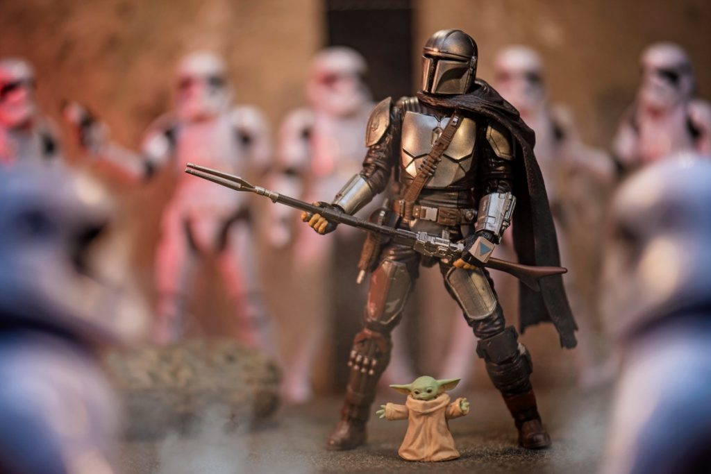 Mandalorian and Baby Yoda want to hold hands – Toy Photographers