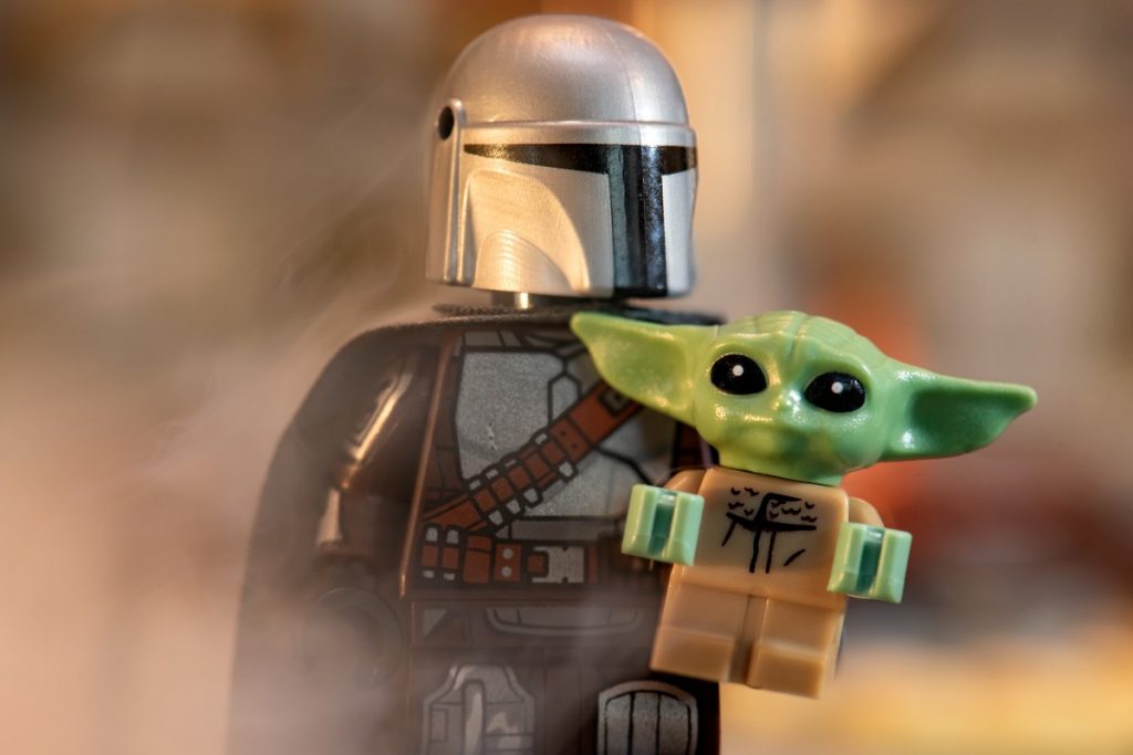 Mando and the Child Find “Trouble on Tatooine” in Fun New LEGO