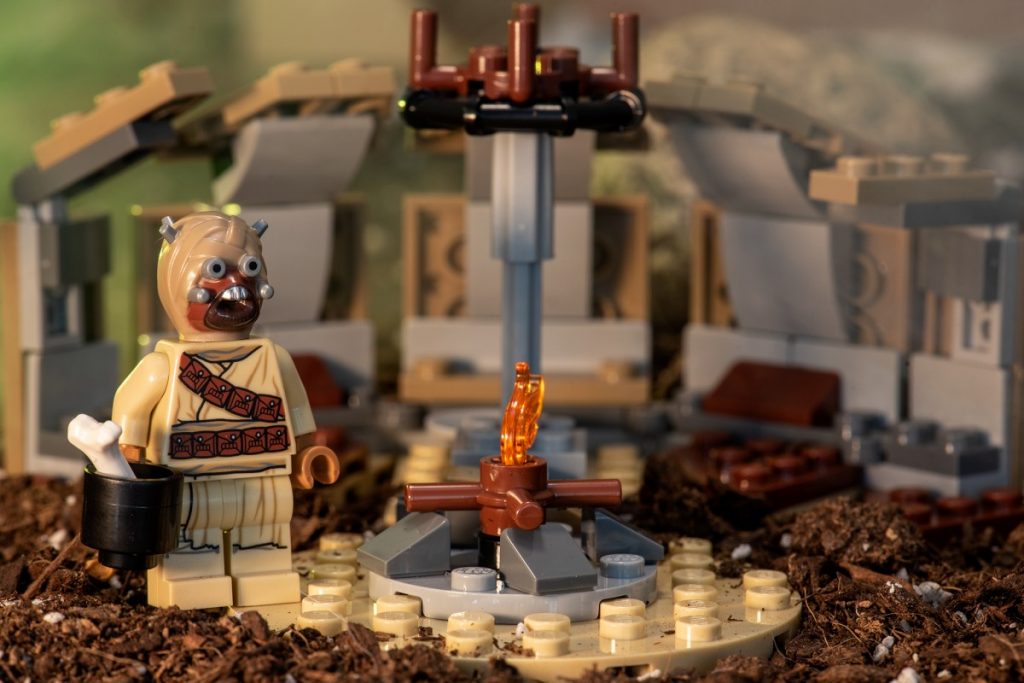 Mando and the Child Find “Trouble on Tatooine” in Fun New LEGO