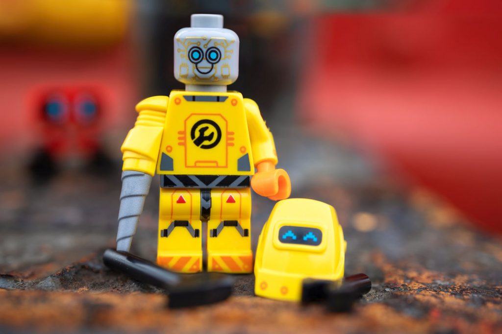 LEGO yellow robot minifigure