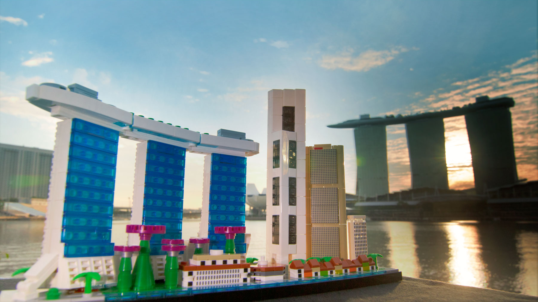 LEGO Architecture Singapore Skyline set 21057 with the real Marina Bay Sands in Singapore