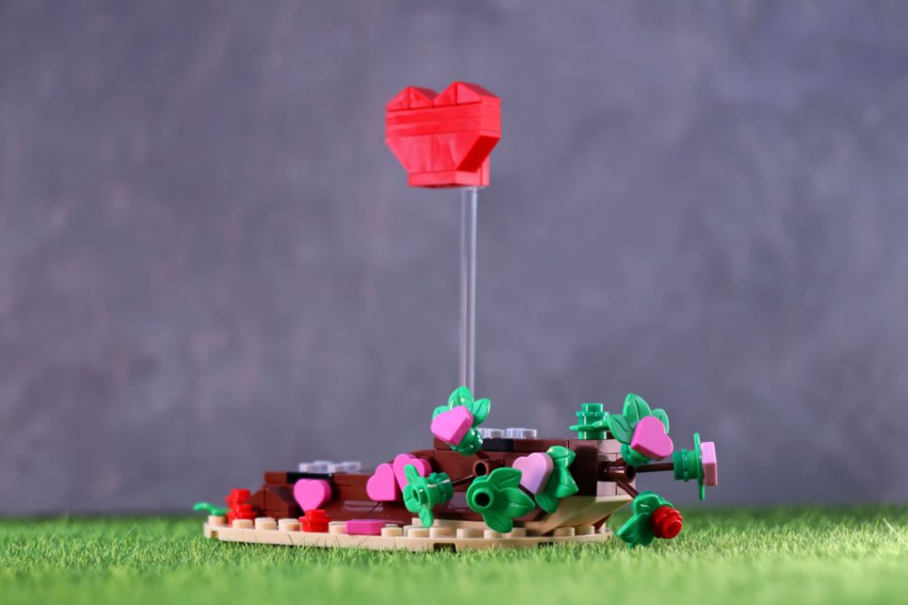A brick-built stand for EGO 40522 lovebirds decorated with flowers and hearts