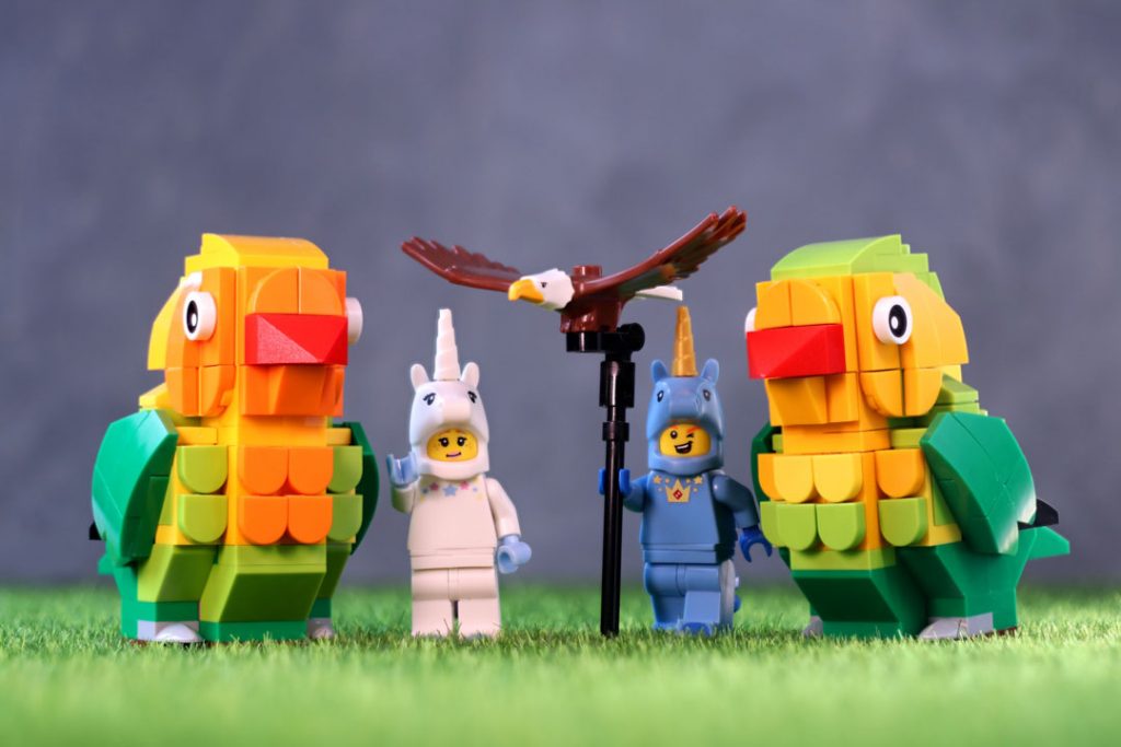 LEGO 40522 brick-built lovebirds with two unicorns suit minifigures