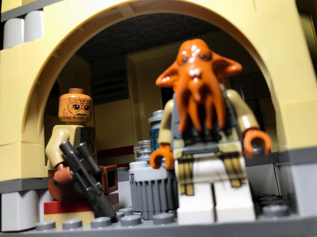 Quarren and Weequay guards in the booth LEGO Star Wars Boba Fett's Throne Room 75326