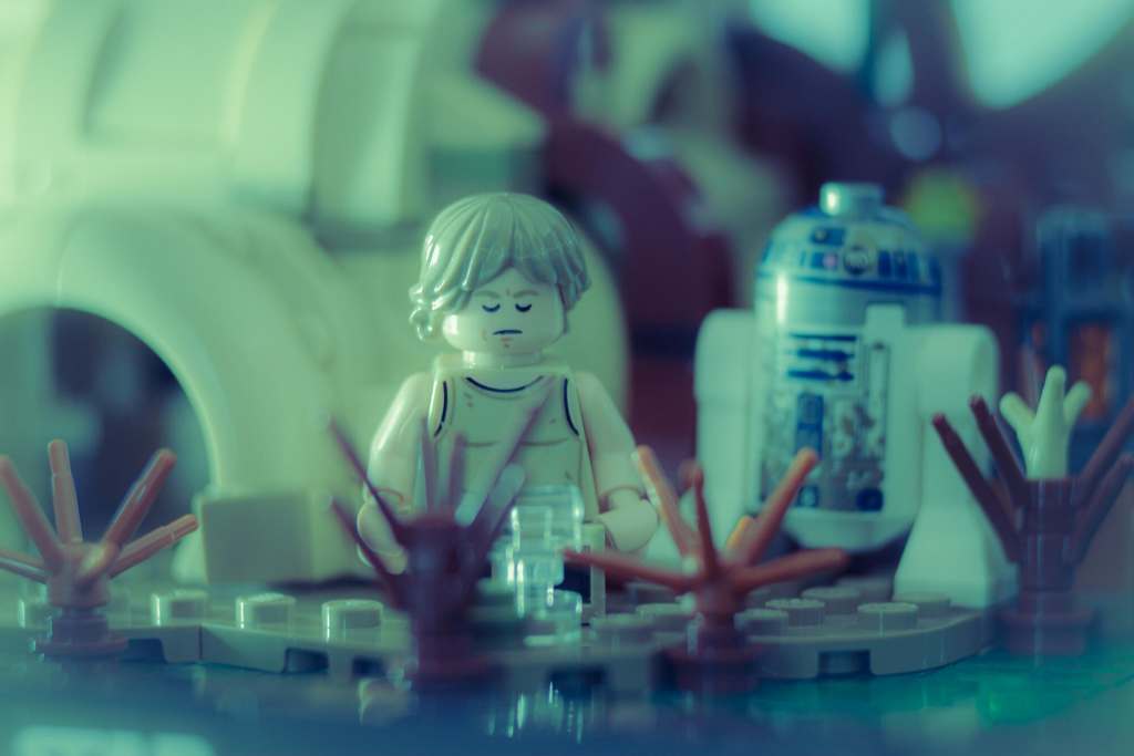 LEGO Luke Skywalker minifigure with "feeling the Force" face expression, meditating od Dagobah.