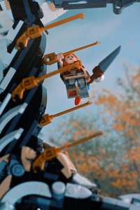 Aloy minifigure with spear and bow, from LEGO Horizon Forbidden West: Tallneck (76989) set, climbing on Tallneck