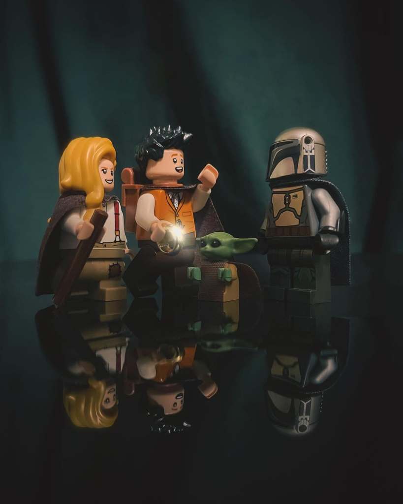 Mandalorian and Baby Yoda want to hold hands – Toy Photographers