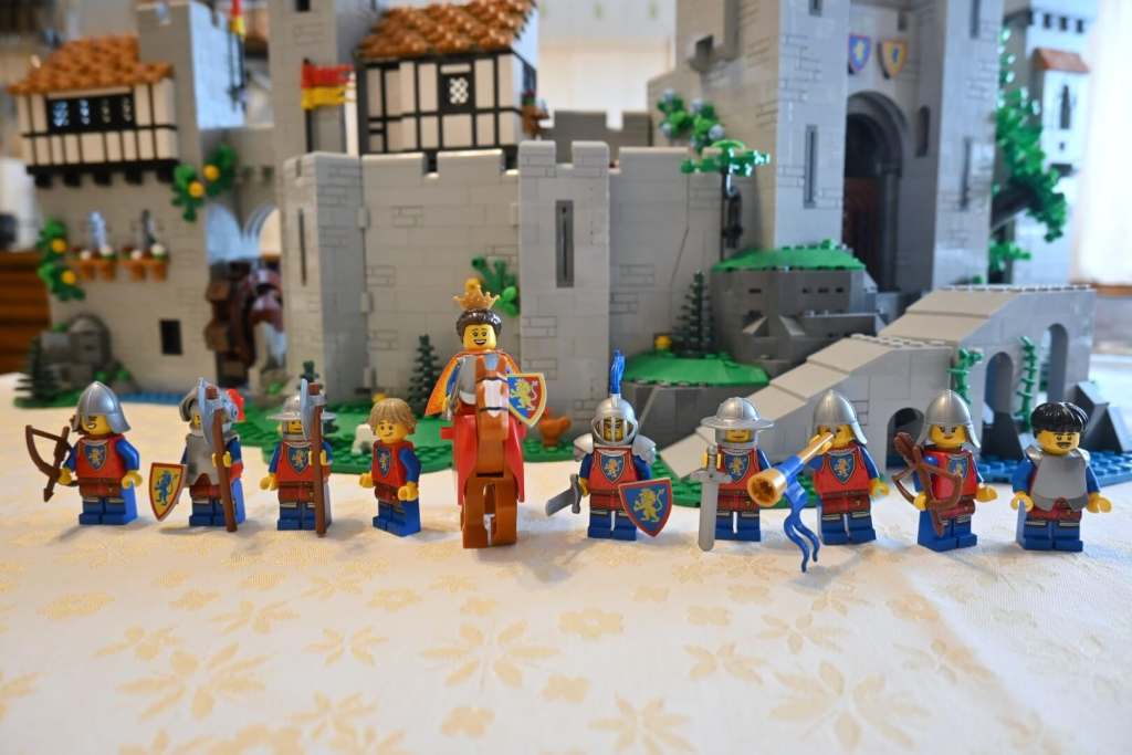 LEGO Lion Knights' Castle (10305) 22 MiniFigures 90th Anniversary  Celebration