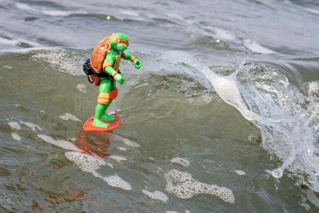 https://toyphotographers.com/wp-content/uploads/2023/08/muntant-mayhem-tmnt-mikey-surfing-01-1024x683.jpg