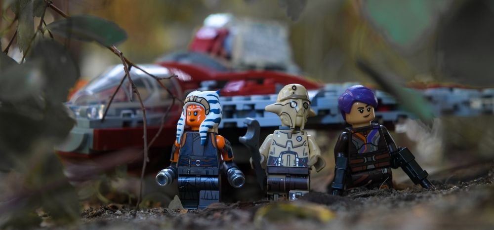LEGO minifigures: Ahsoka Tano, Huyang and Sabine Wren walking towards viewer, with T-6 shuttle in the background.