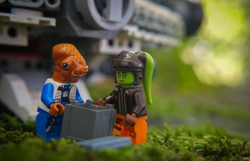 Lieutenant Beyta and Hera Syndulla minifigures holding a LEGO crate