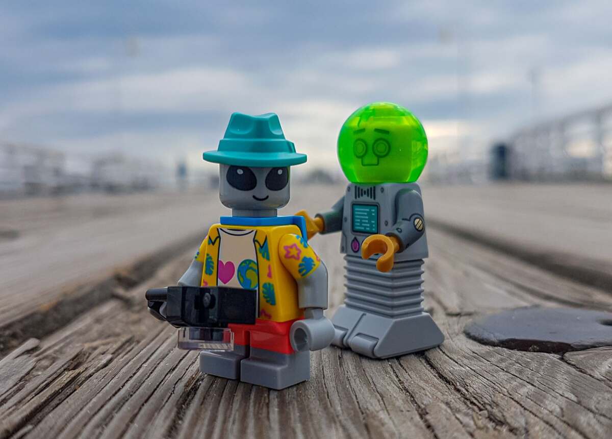 LEGO CMF 26 series Robot Butler minifigure with alien tourist minifigure