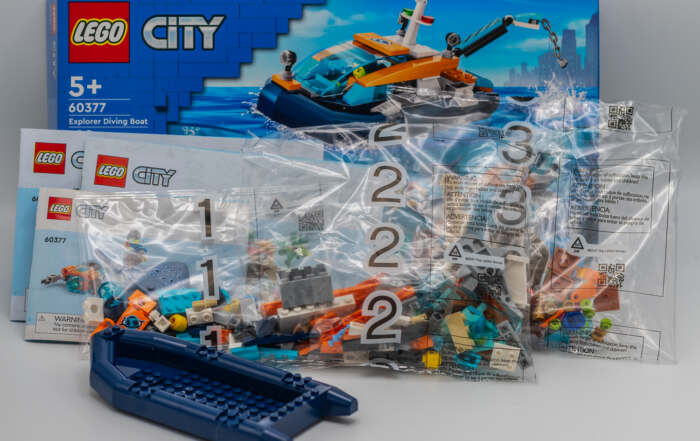 Picture of bads and the box from Lego Explorer Diving Boat 60377 set