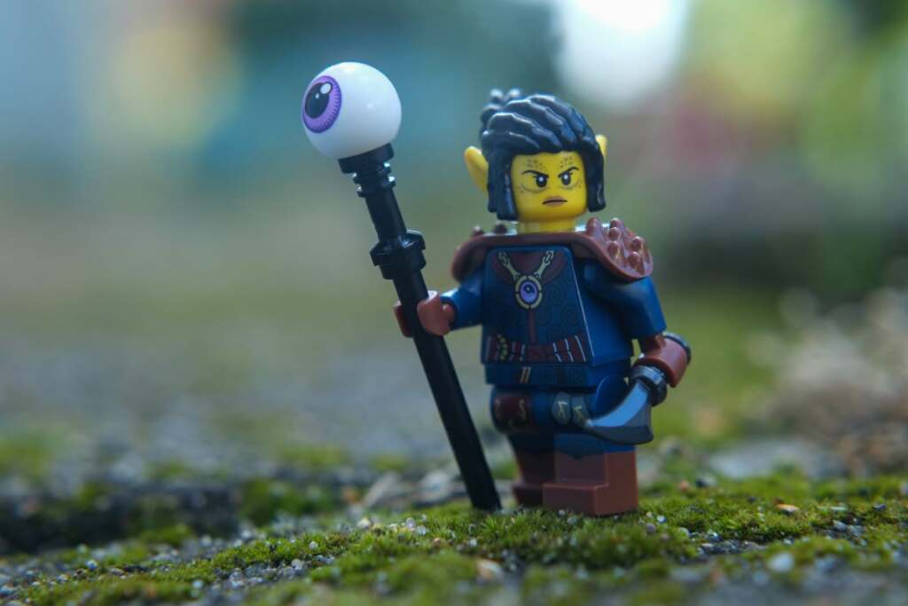 LEGO female Gith Warlock with staff and dagger