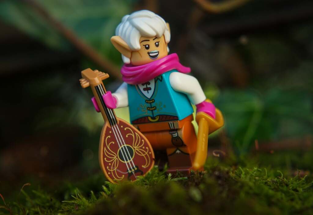 LEGO female Elf Bard smiling