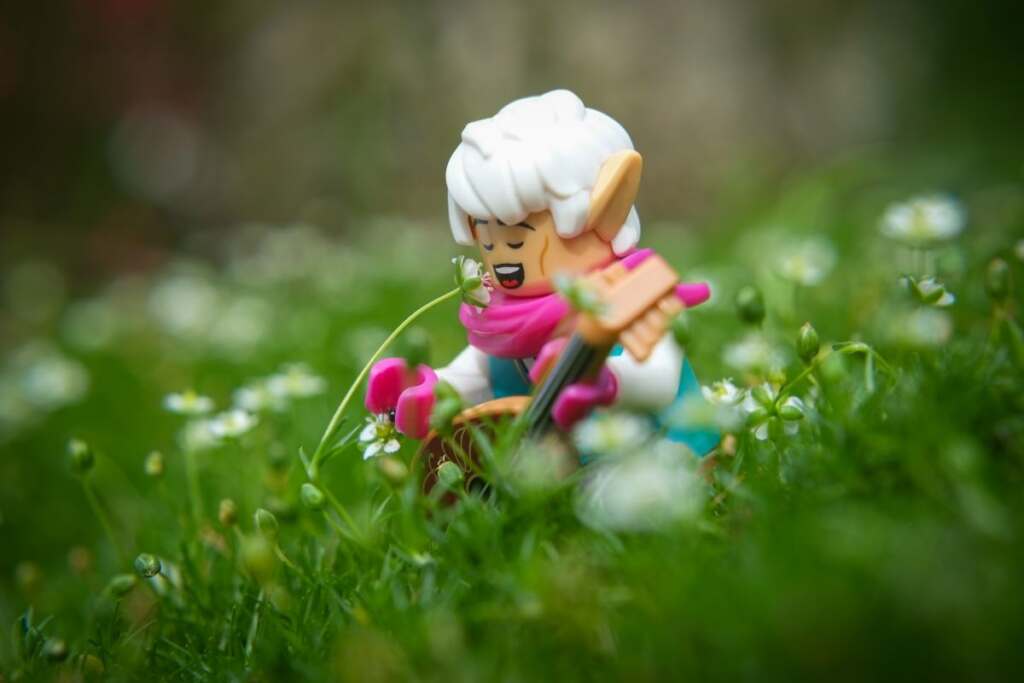 LEGO male Elf Bard singing