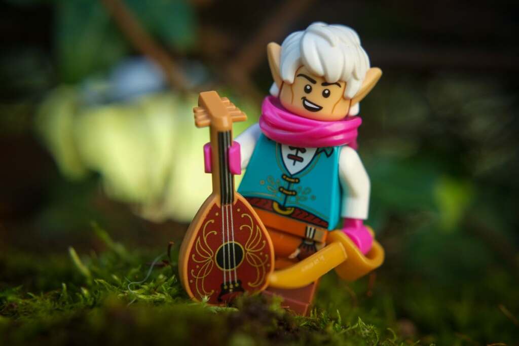 LEGO male Elf Bard smiling