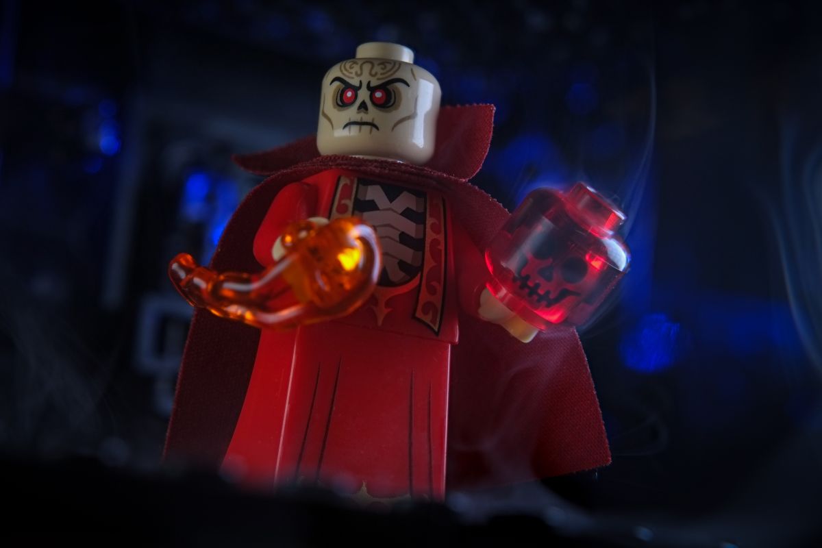 LEGO Szass Tam holding a red skull